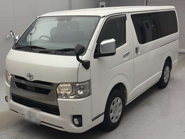 TOYOTA HIACE — фото