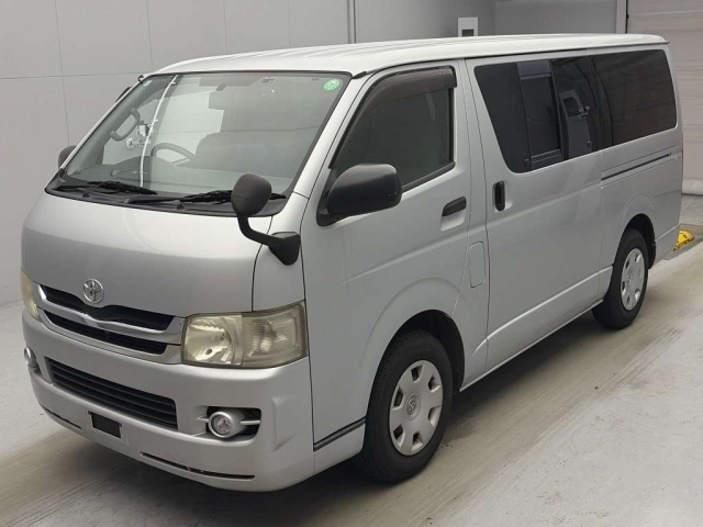 TOYOTA HIACE — фото
