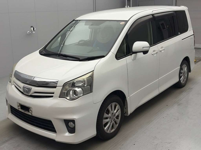 TOYOTA NOAH — фото