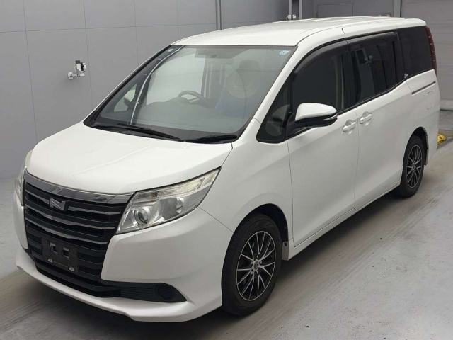 TOYOTA NOAH — фото