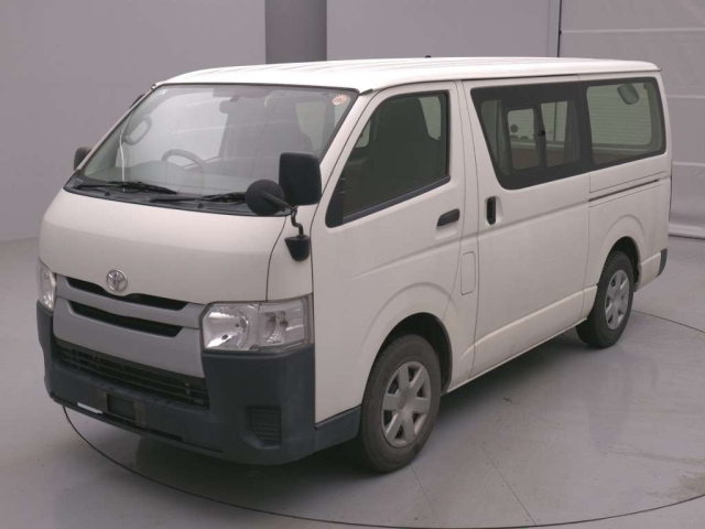 TOYOTA HIACE — фото