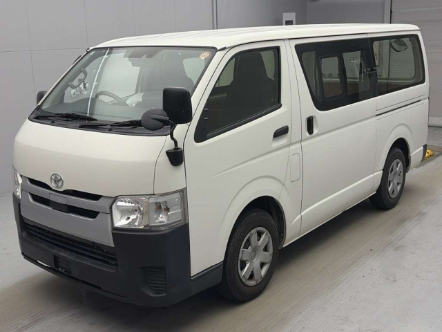 TOYOTA HIACE — фото