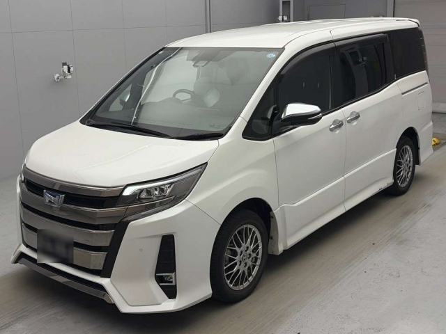 TOYOTA NOAH — фото