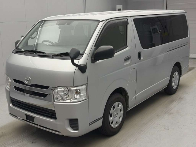 TOYOTA HIACE — фото