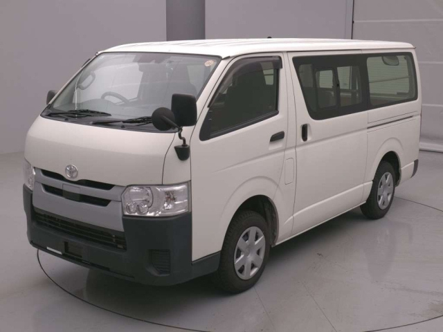 TOYOTA HIACE — фото