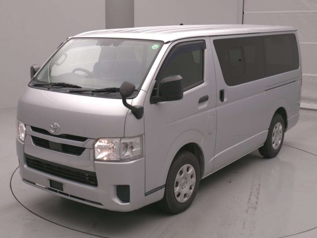 TOYOTA HIACE — фото