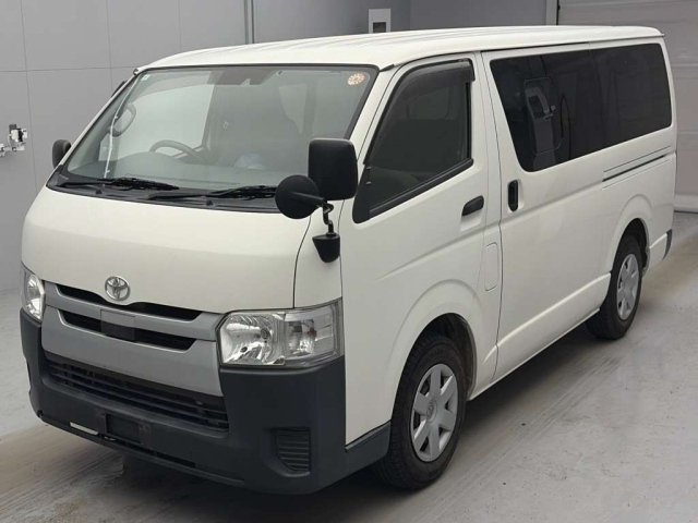 TOYOTA HIACE — фото
