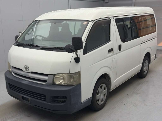 TOYOTA HIACE — фото