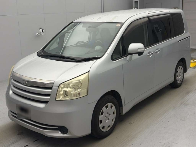 TOYOTA NOAH — фото