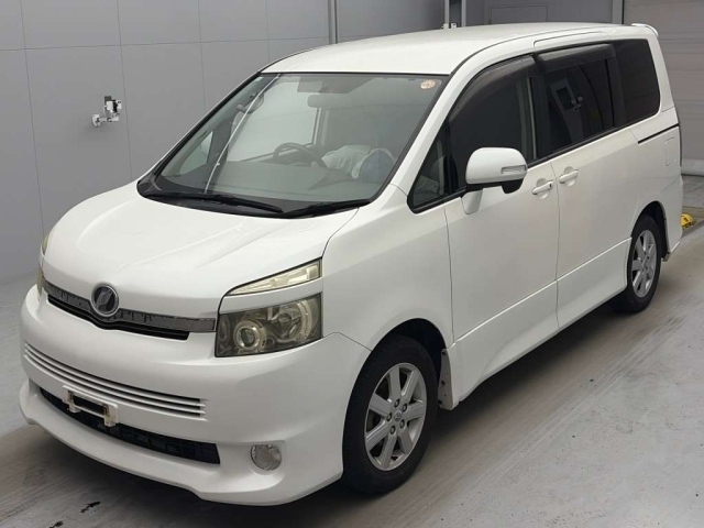 TOYOTA VOXY — фото