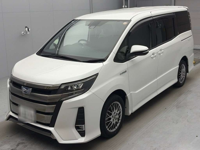 TOYOTA NOAH — фото