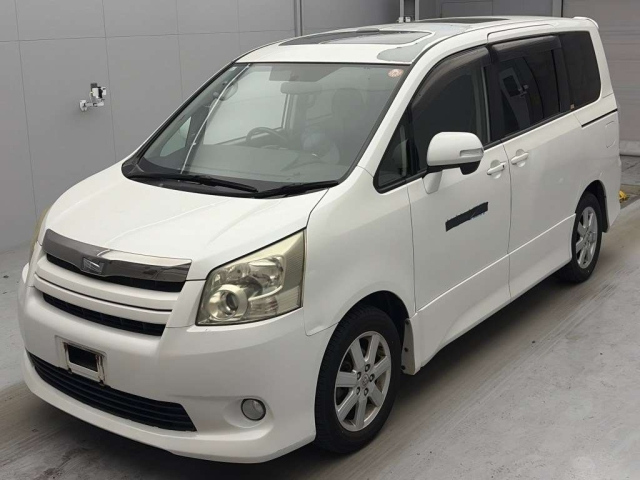 TOYOTA NOAH — фото