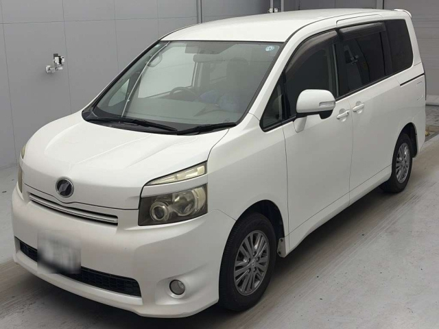 TOYOTA VOXY — фото