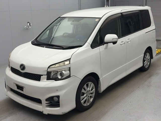 TOYOTA VOXY — фото