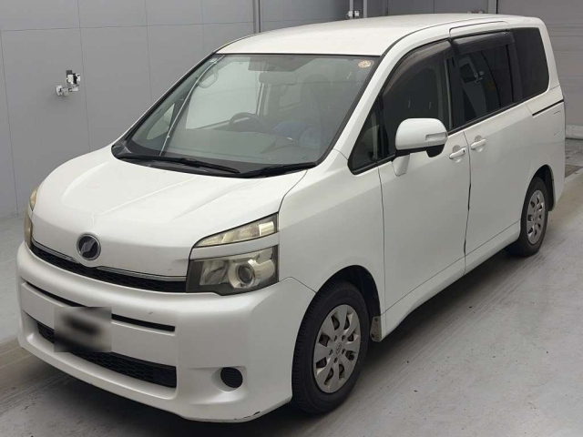TOYOTA VOXY — фото