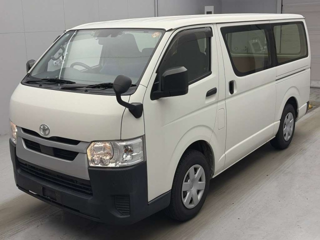 TOYOTA HIACE — фото