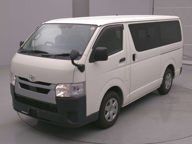TOYOTA HIACE — фото