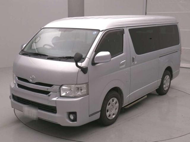 TOYOTA HIACE — фото