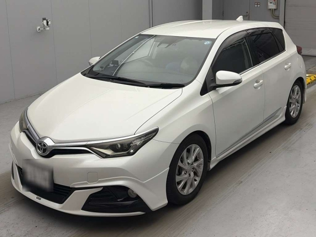 TOYOTA AURIS — фото