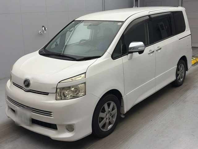 TOYOTA VOXY — фото