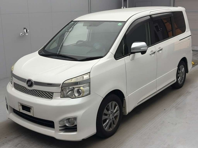 TOYOTA VOXY — фото