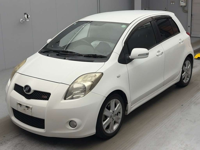 TOYOTA VITZ — фото