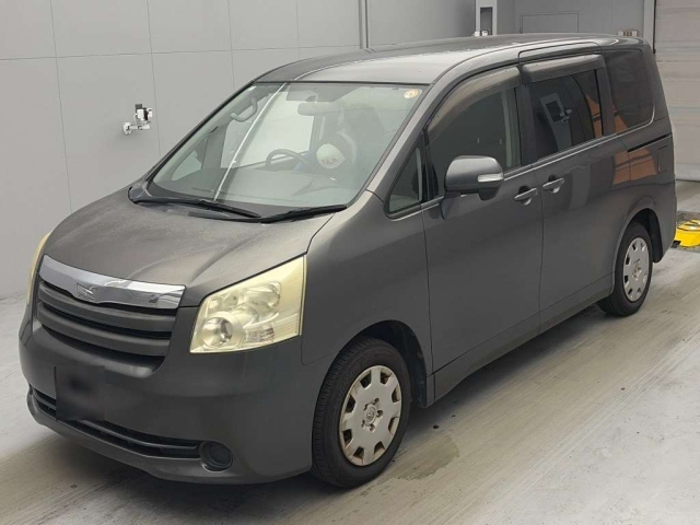 TOYOTA NOAH — фото
