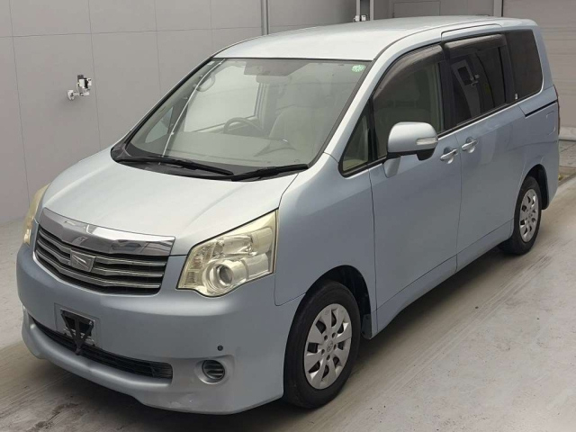 TOYOTA NOAH — фото