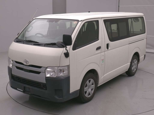 TOYOTA HIACE — фото