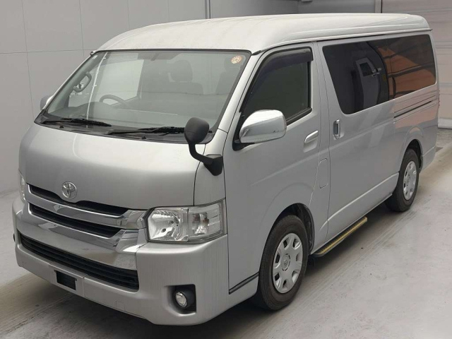 TOYOTA HIACE — фото