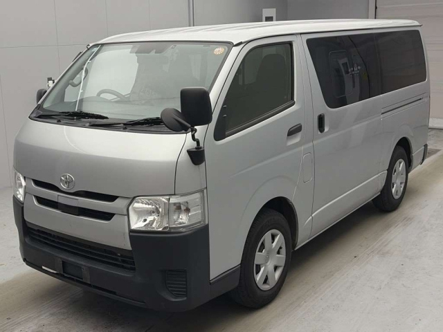 TOYOTA HIACE — фото