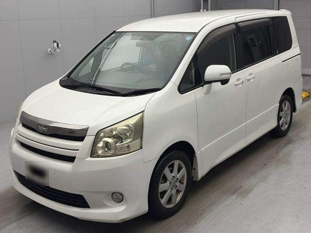 TOYOTA NOAH — фото