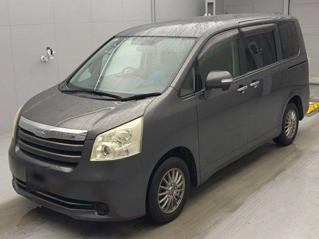 TOYOTA NOAH — фото
