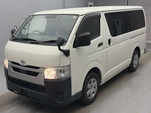 TOYOTA HIACE — фото
