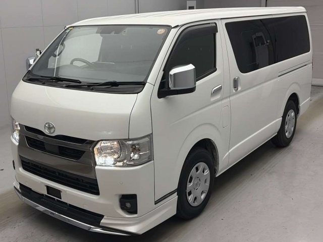 TOYOTA HIACE — фото
