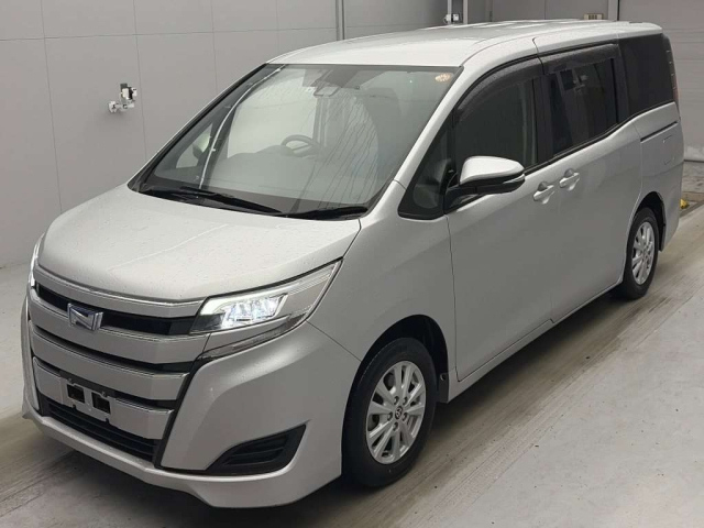 TOYOTA NOAH — фото