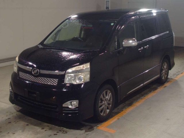 TOYOTA VOXY — фото