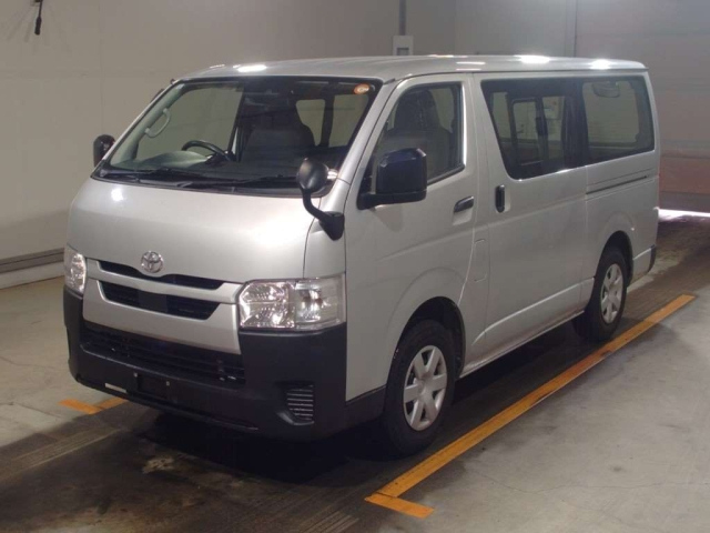 TOYOTA HIACE — фото