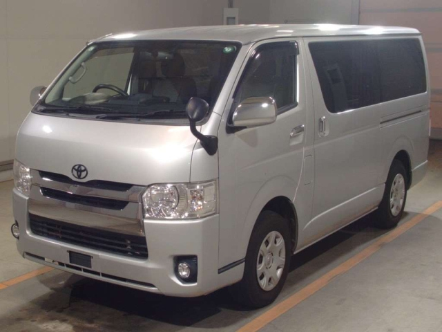 TOYOTA HIACE — фото