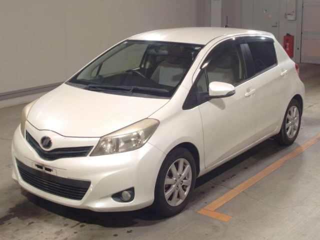 TOYOTA VITZ — фото