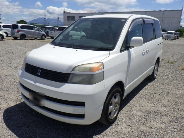 TOYOTA VOXY — фото