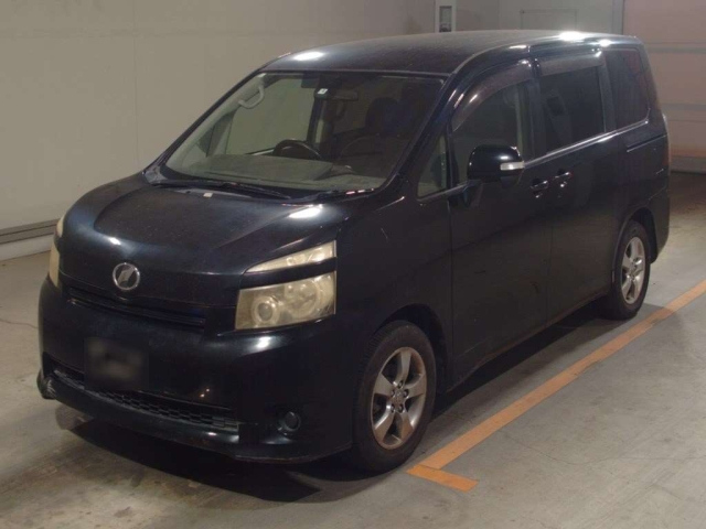 TOYOTA VOXY — фото