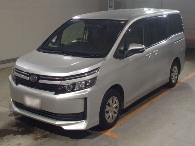 TOYOTA VOXY — фото