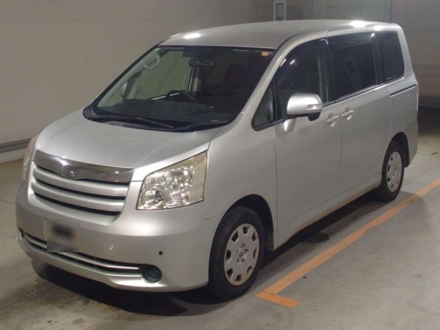 TOYOTA NOAH — фото