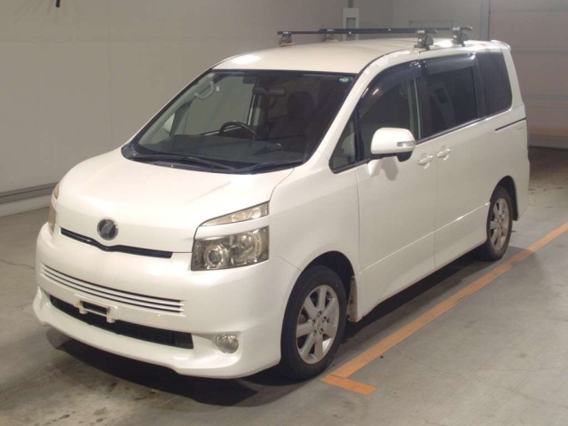 TOYOTA VOXY — фото