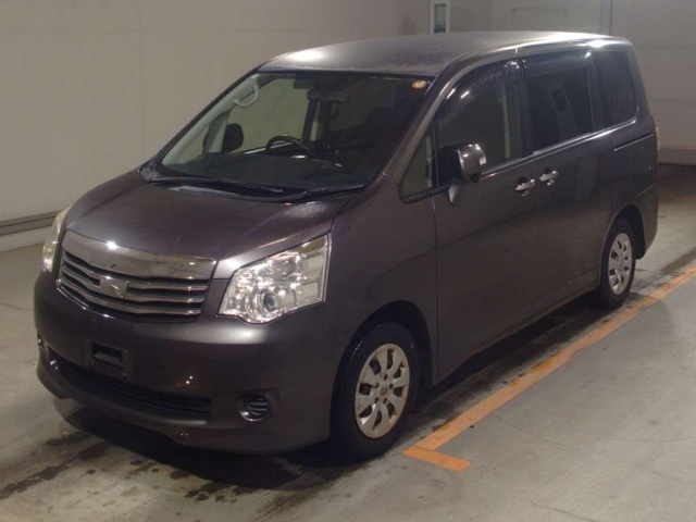 TOYOTA NOAH — фото