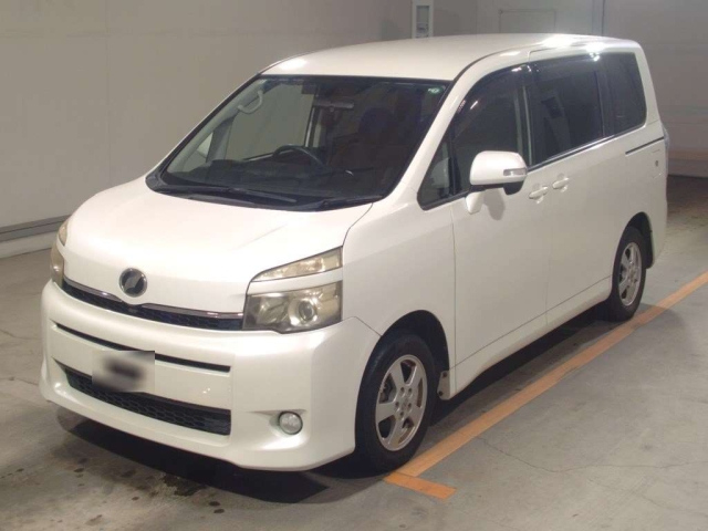 TOYOTA VOXY — фото