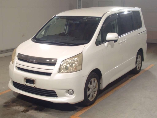 TOYOTA NOAH — фото