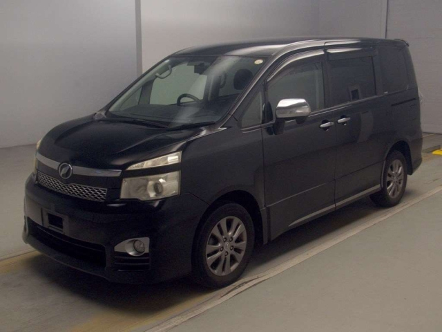 TOYOTA VOXY — фото