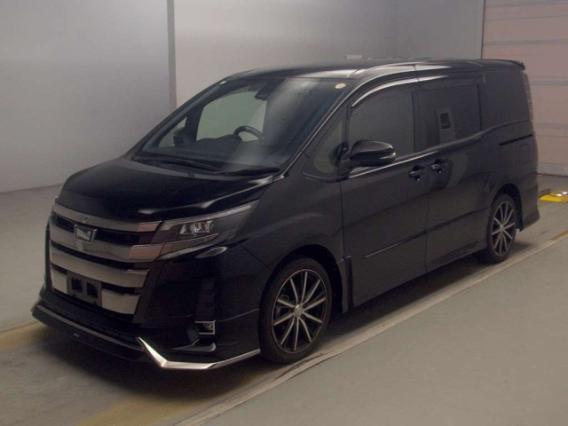 TOYOTA NOAH — фото